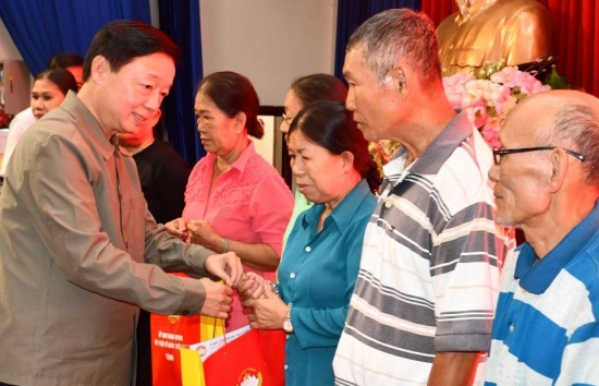 pho thu tuong tran hong ha tang qua tet cho ho ngheo o ba ria vung tau