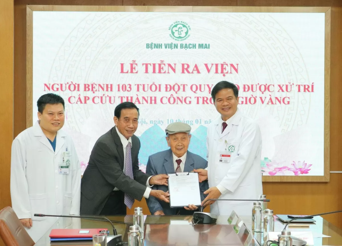 PGS.TS Đào Xuân Cơ - Giám đốc Bệnh viện chúc mừng gia đình và trao giấy xuất viện cho cụ sáng ngày 10/1/2025. Ảnh: Bệnh viện cung cấp