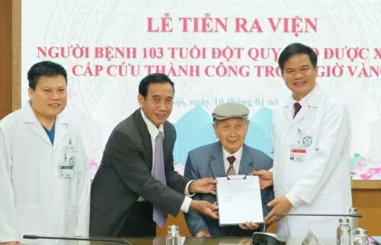 Bệnh viện Bạch Mai cứu sống cụ ông 103 tuổi đột quỵ