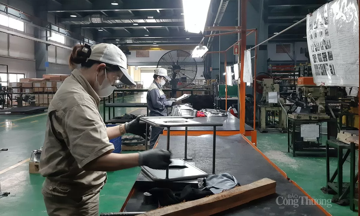Công nhân đang làm việc tại Công ty Cổ phần Dụng cụ cơ khí xuất khẩu (EMTC) tại lô 18 Khu công nghiệp Quang Minh, thị trấn Quang Minh, Mê Linh, Hà Nội. Ảnh: N.H