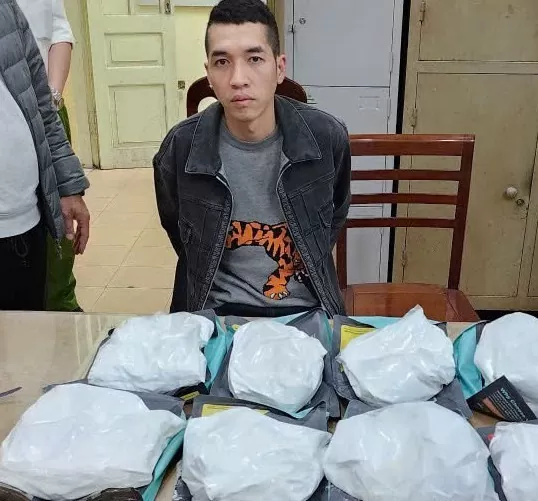 Hai thanh niên giấu 7,3 kg ma túy trong bánh kẹo