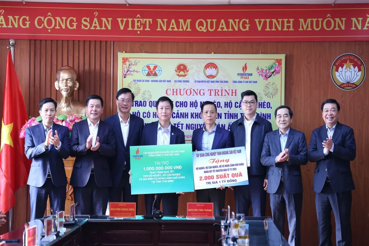 Bộ trưởng Bộ Công Thương Nguyễn Hồng Diên thăm, tặng quà Tết tại Thái Bình