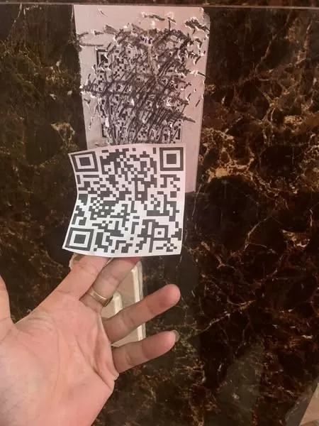 Thanh niên dán đè mã QR nhằm chiếm đoạt tài sản