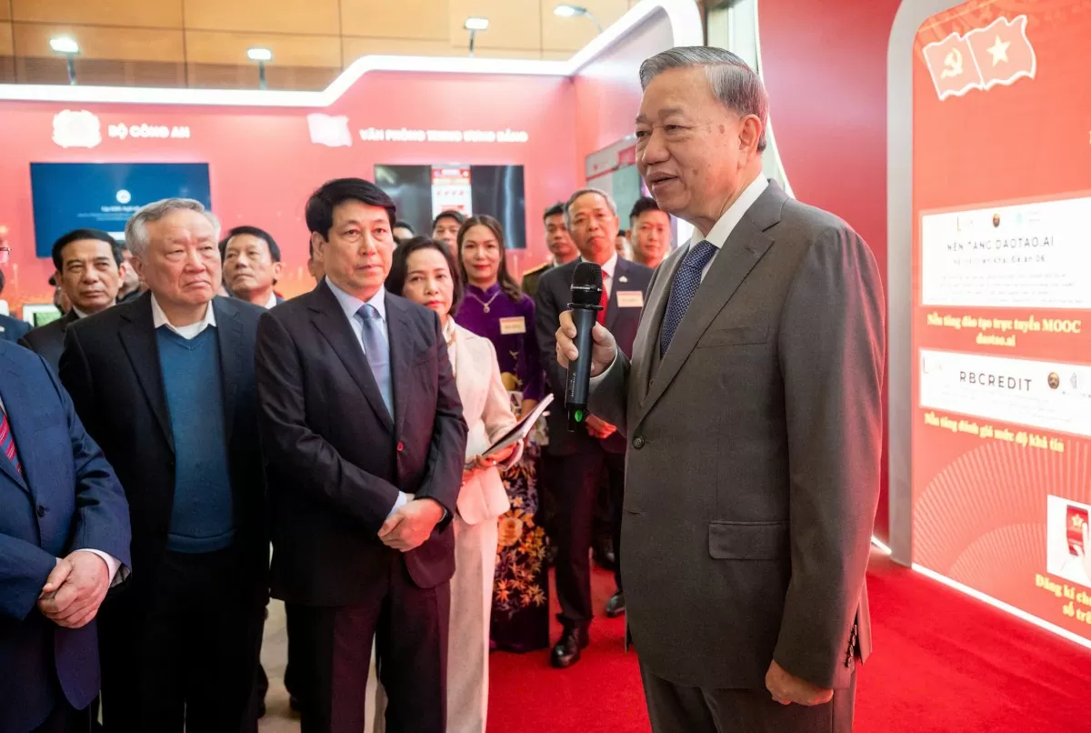 Tổng Bí thư Tô Lâm cùng các lãnh đạo Đảng, Nhà nước tham quan các gian hàng giới thiệu các sản phẩm, dịch vụ, giải pháp khoa học-công nghệ