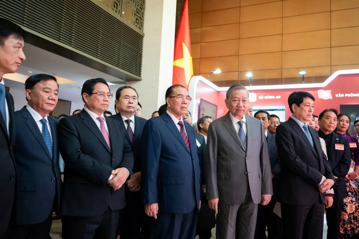 Tổng Bí thư Tô Lâm cùng các lãnh đạo Đảng, Nhà nước tham quan các gian hàng giới thiệu các sản phẩm, dịch vụ, giải pháp khoa học-công nghệ