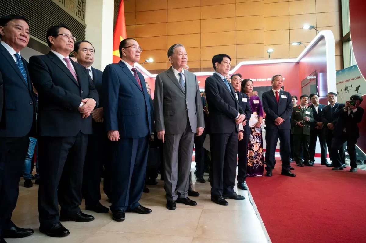 Tổng Bí thư Tô Lâm cùng các lãnh đạo Đảng, Nhà nước tham quan các gian hàng giới thiệu các sản phẩm, dịch vụ, giải pháp khoa học-công nghệ