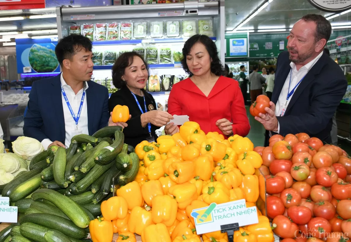 Chùm ảnh: Thứ trưởng Phan Thị Thắng kiểm tra hàng Tết