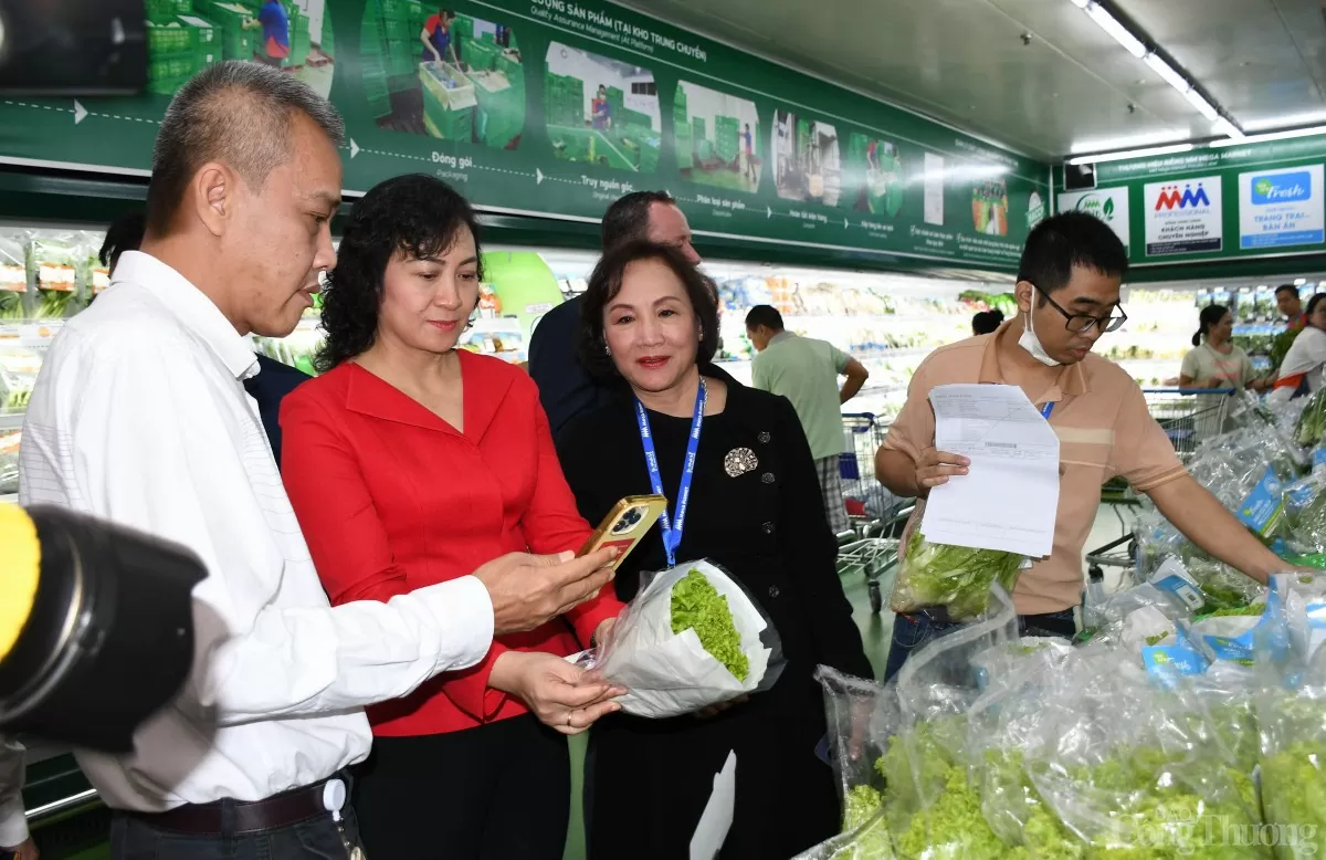 Chùm ảnh: Thứ trưởng Phan Thị Thắng kiểm tra hàng Tết