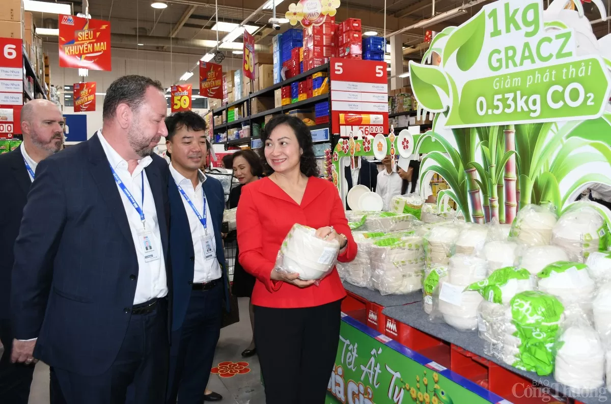 Chùm ảnh: Thứ trưởng Phan Thị Thắng kiểm tra hàng Tết