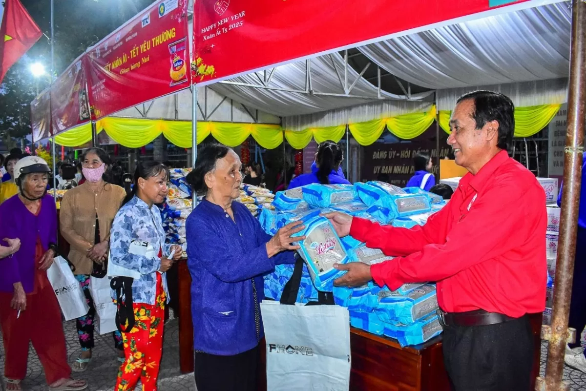 Bà con nhận quà tại “Phiên chợ nghĩa tình”. 