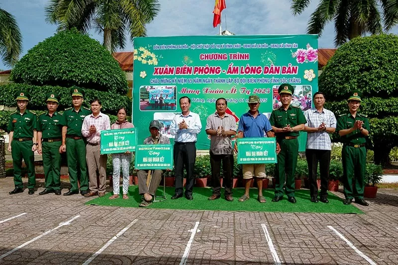 Trao quà tết cho các hộ gia đình có hoàn cảnh khó khăn trên địa bàn xã Lai Hòa và Vĩnh Tân, thị xã Vĩnh Châu