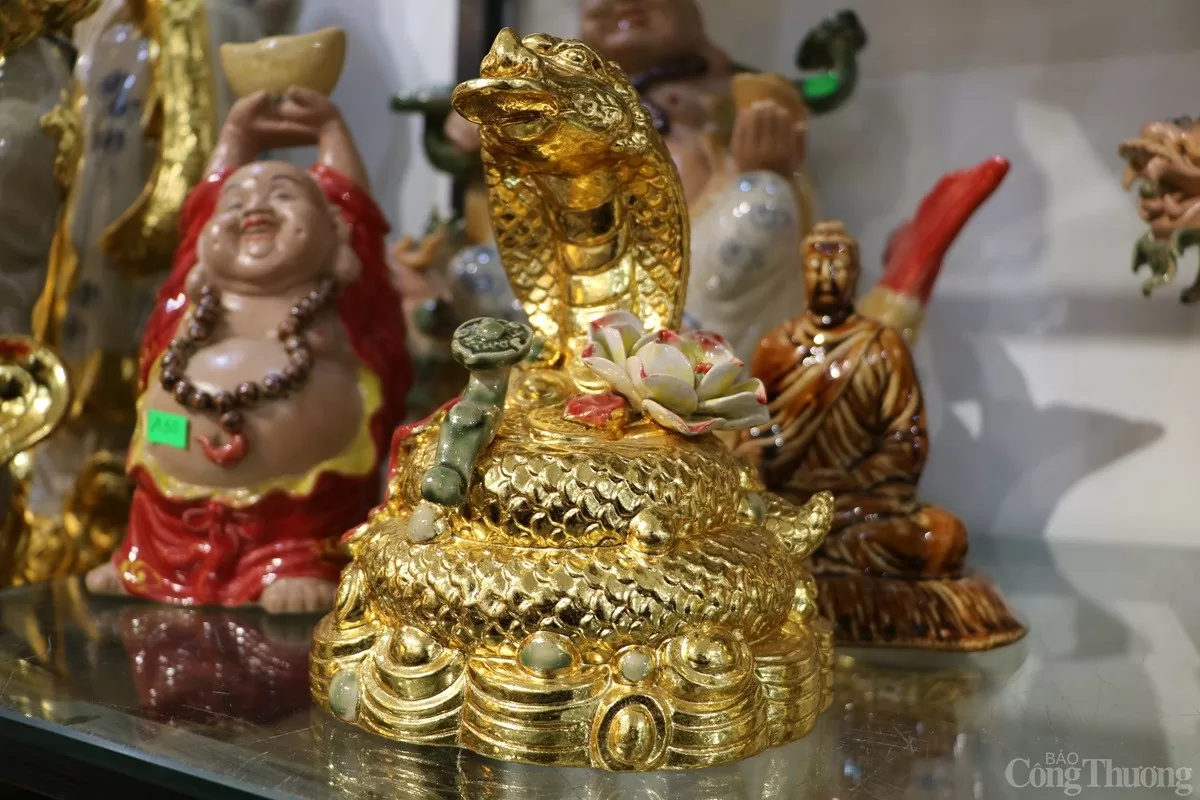 Ngắm linh vật rắn dát vàng 24k đang gây sốt thị trường