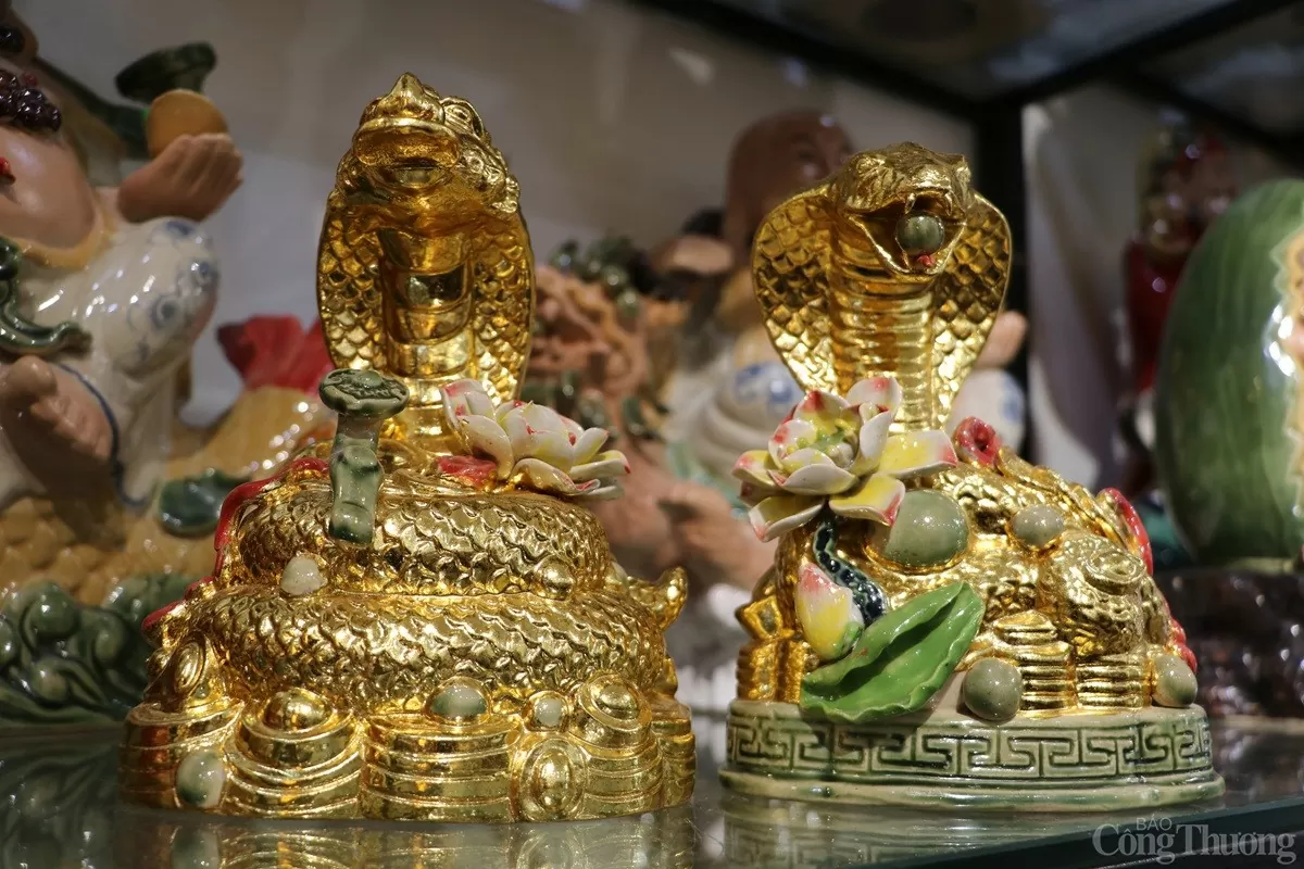 Ngắm linh vật rắn dát vàng 24k đang gây sốt thị trường