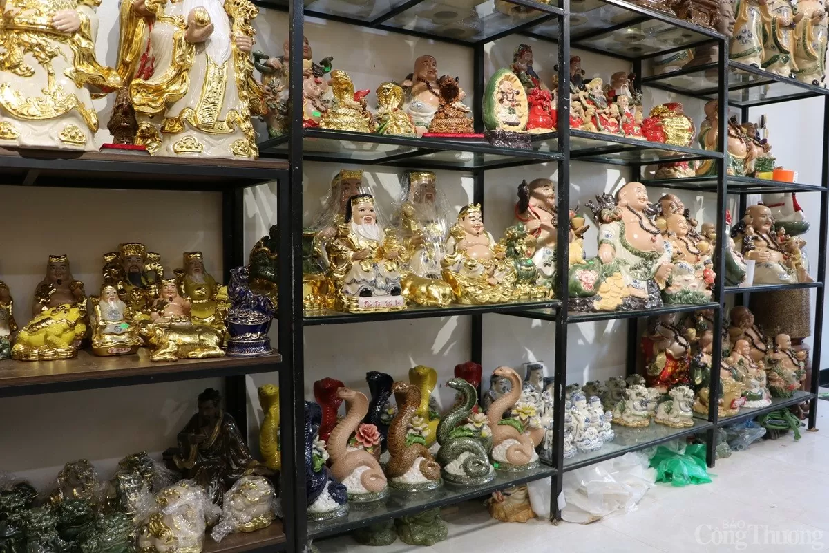 Ngắm linh vật rắn dát vàng 24k đang gây sốt thị trường