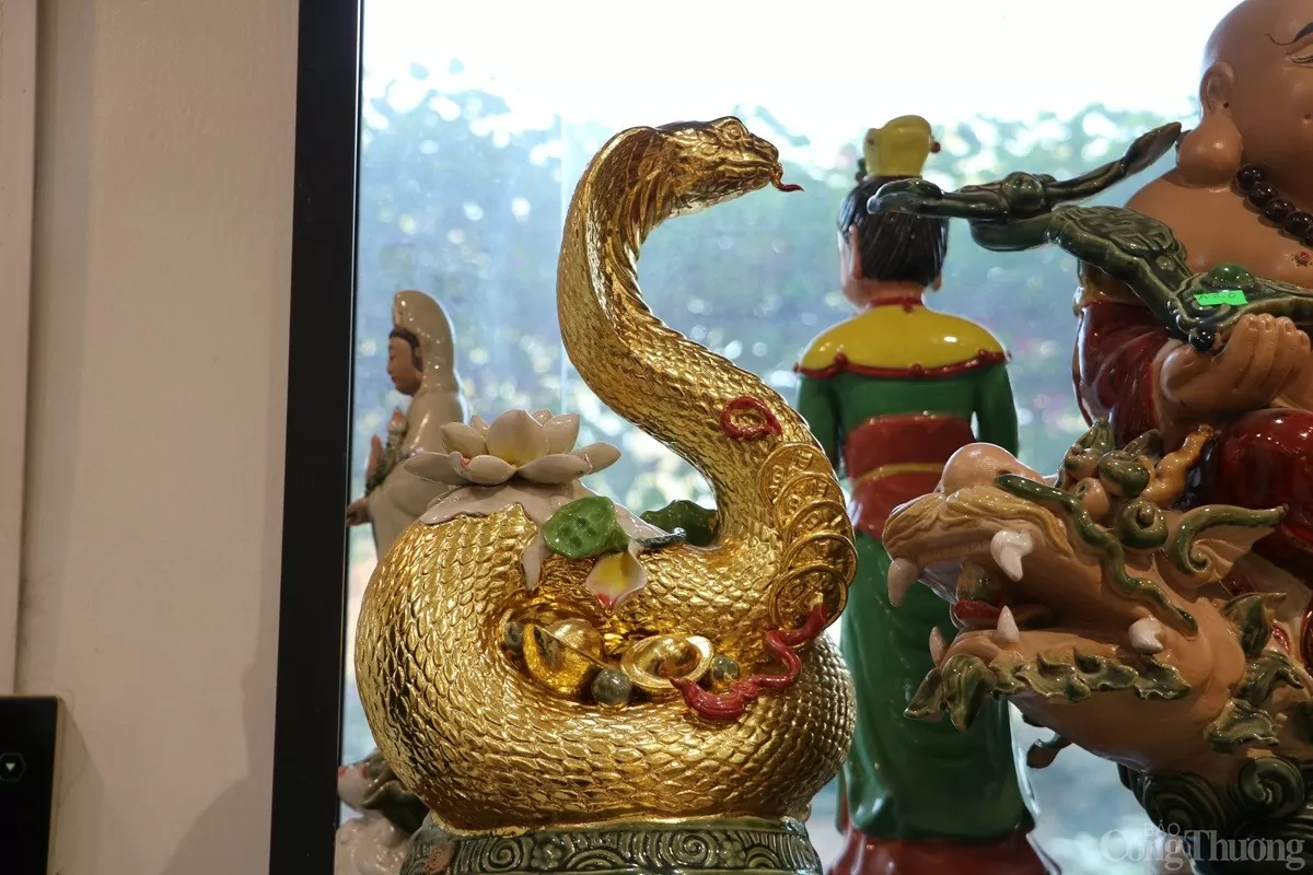 Ngắm linh vật rắn dát vàng 24k đang gây sốt thị trường