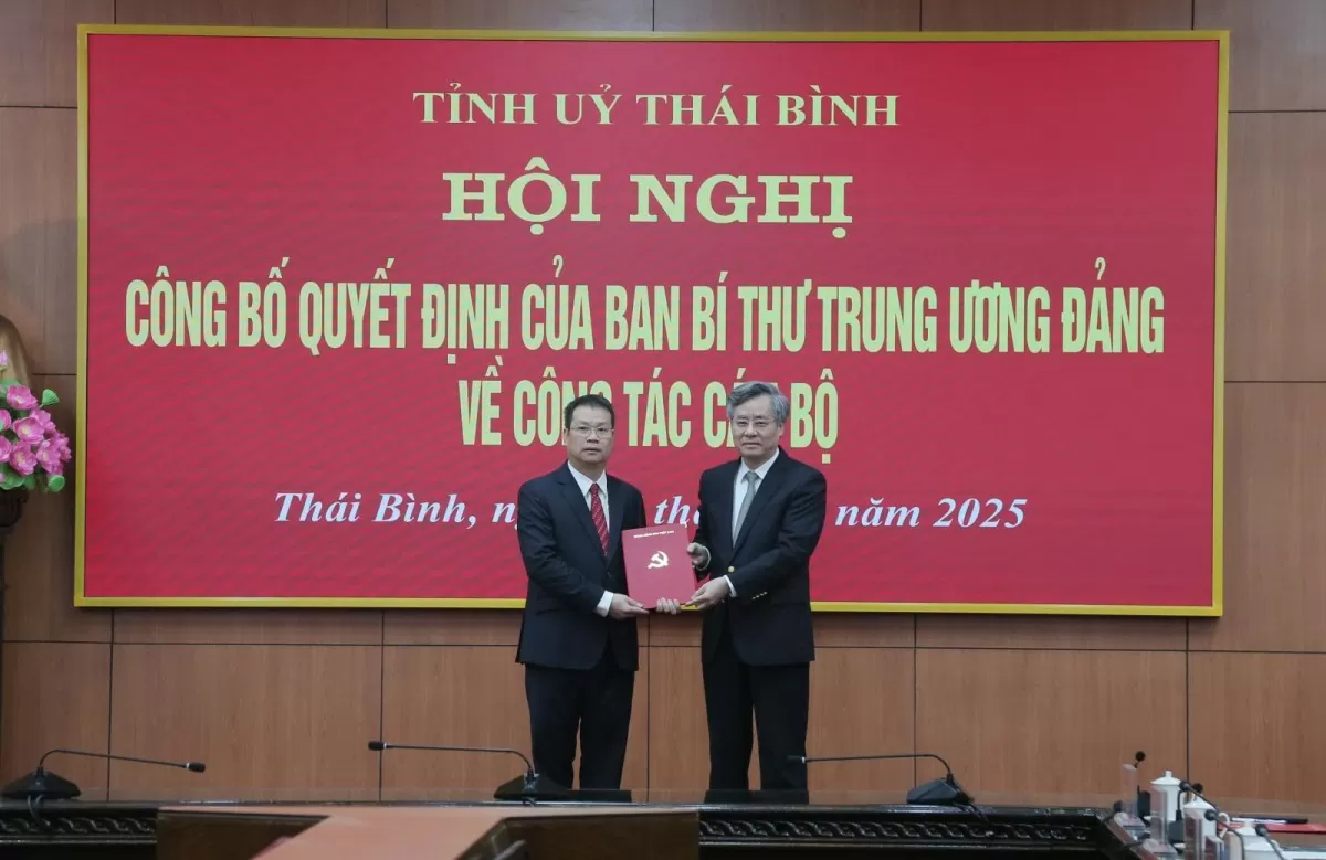 Phó Trưởng Ban Tổ chức Trung ương Nguyễn Quang Dương trao Quyết định cho ông Nguyễn Mạnh Hùng.