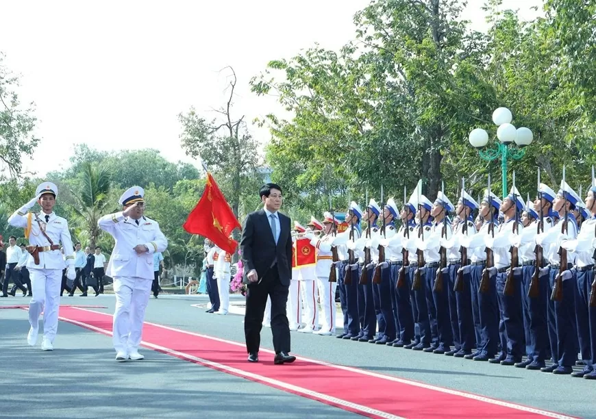 Chủ tịch nước Lương Cường thăm, chúc tết lực lượng vũ trang 