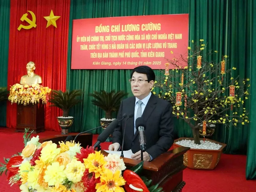 Chủ tịch nước Lương Cường phát biểu chúc Tết các đơn vị. 