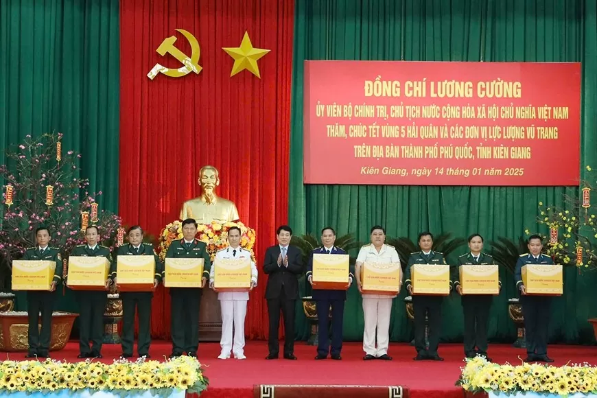 Chủ tịch nước tặng quà các đơn vị đứng chân trên địa bàn TP Phú Quốc. 