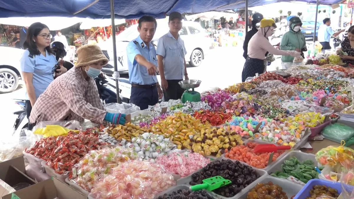 kiểm tra mặt hàng bánh kẹo tại các sạp trong chợ truyền thống.