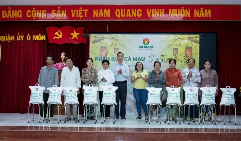 Buổi lễ trao tặng chương trình Phân Bón Cà Mau - Cùng nhau san sẻ diễn ra  Cần Thơ