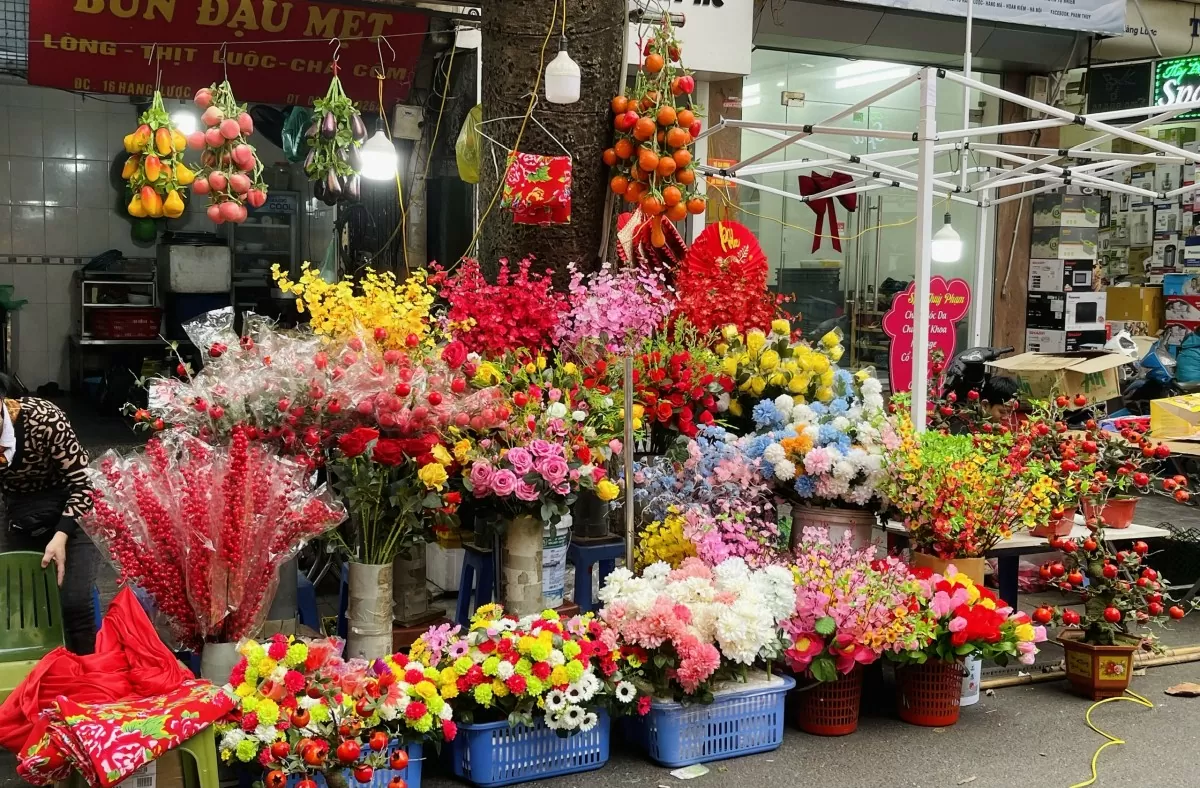 Các gian hàng hoa lụa với đa dạng loại hoa trưng dịp Tết. Ảnh: Nguyễn Thanh