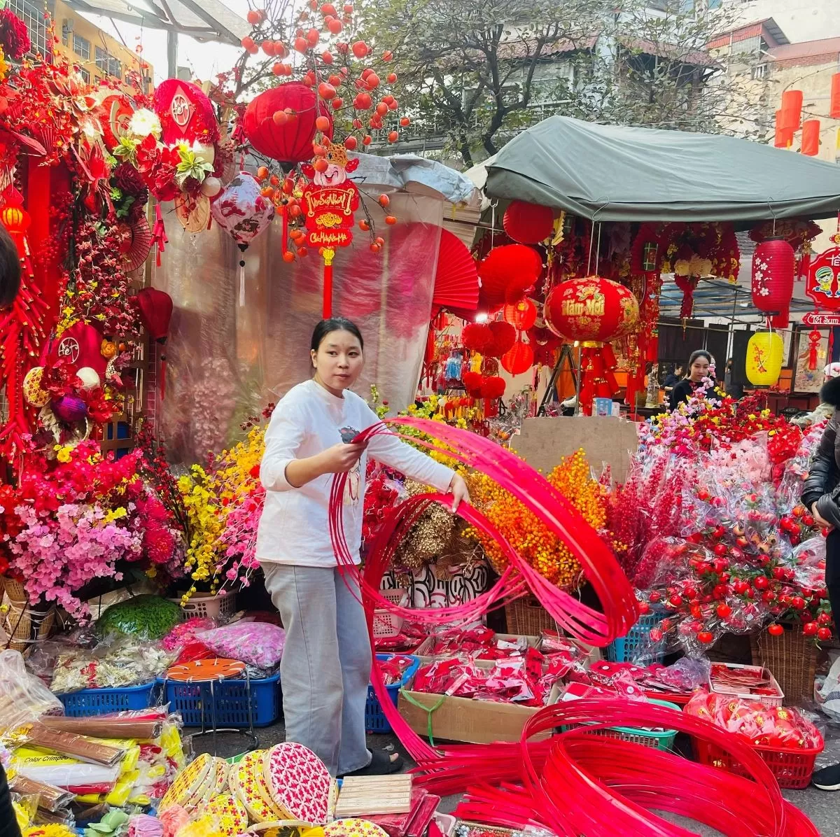 Chủ các gian hàng đang lên mẫu trang trí Tết theo yêu cầu của khách hàng. Ảnh: Nguyễn Thanh