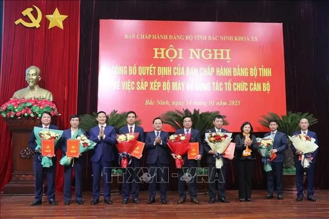 Các đồng chí Thường trực Tỉnh ủy Bắc Ninh trao Quyết định, chúc mừng Trưởng, Phó Ban Tuyên giáo và Dân vận Tỉnh ủy Bắc Ninh. Ảnh: TTXVN