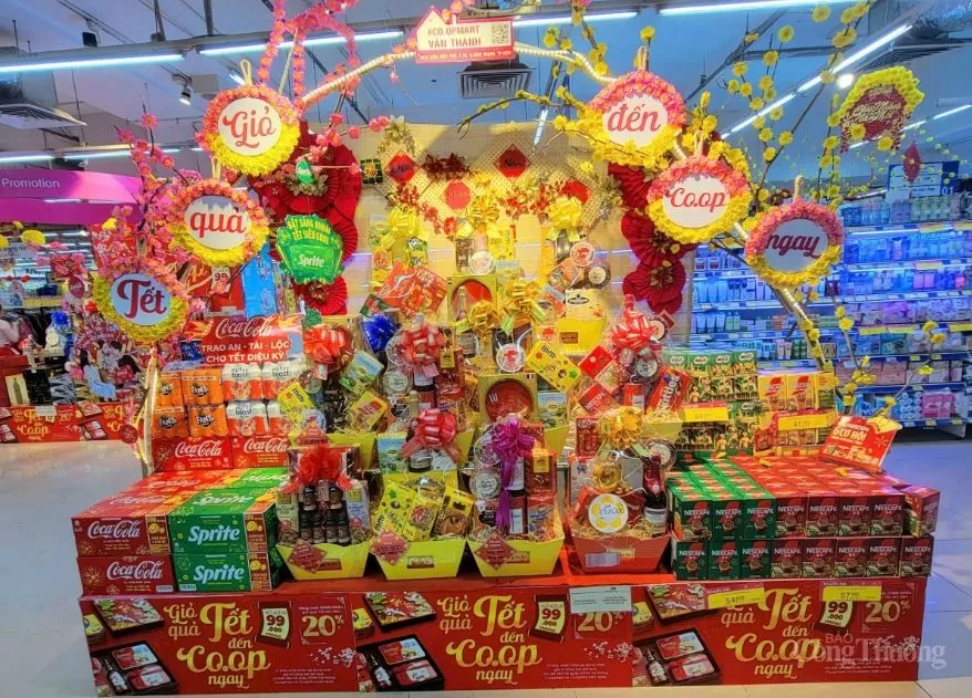 TP. Hồ Chí Minh: Sôi động thị trường giỏ quà Tết