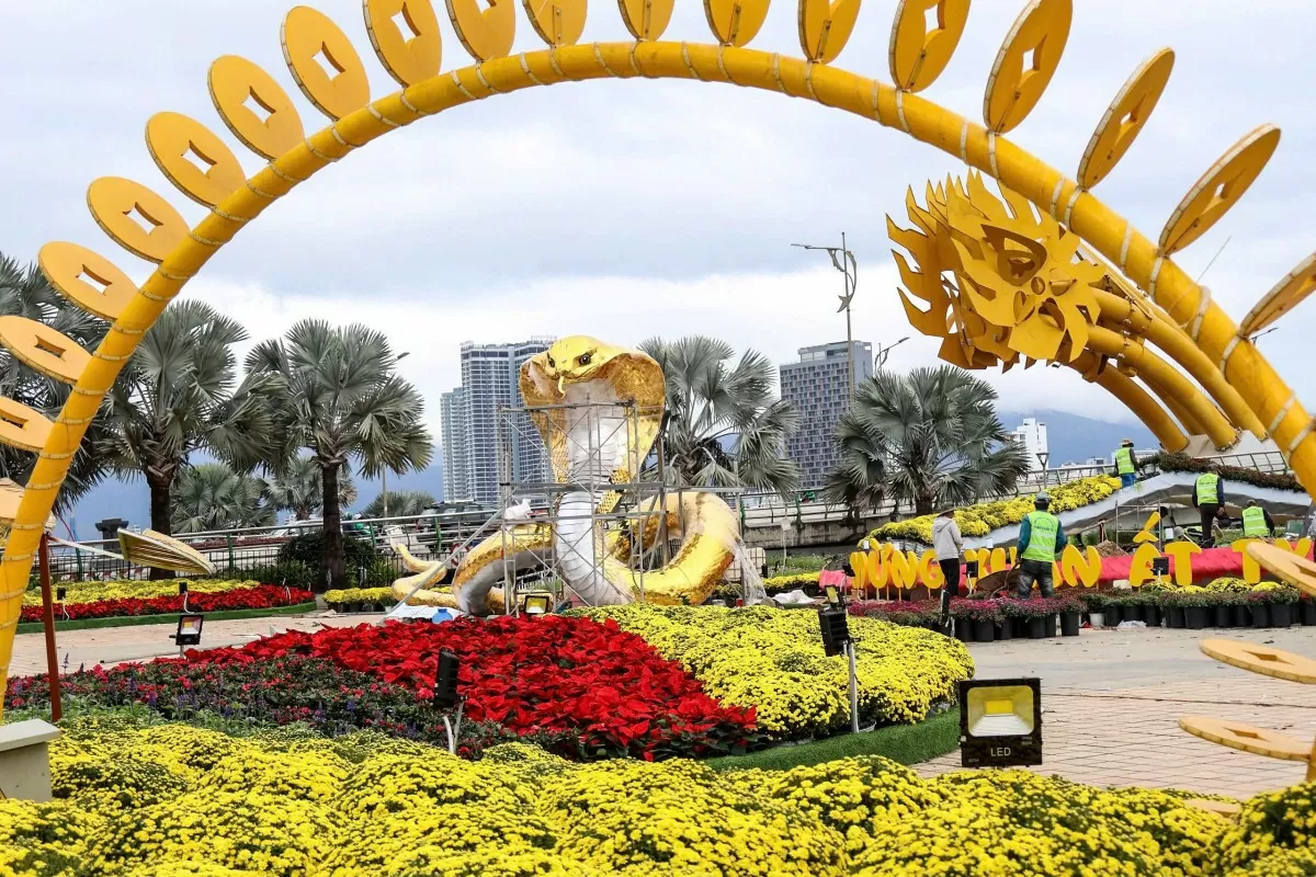 Linh vật năm 2025: Rắn 'thiếu nhi', rắn mặc vest gây bão cộng đồng mạng