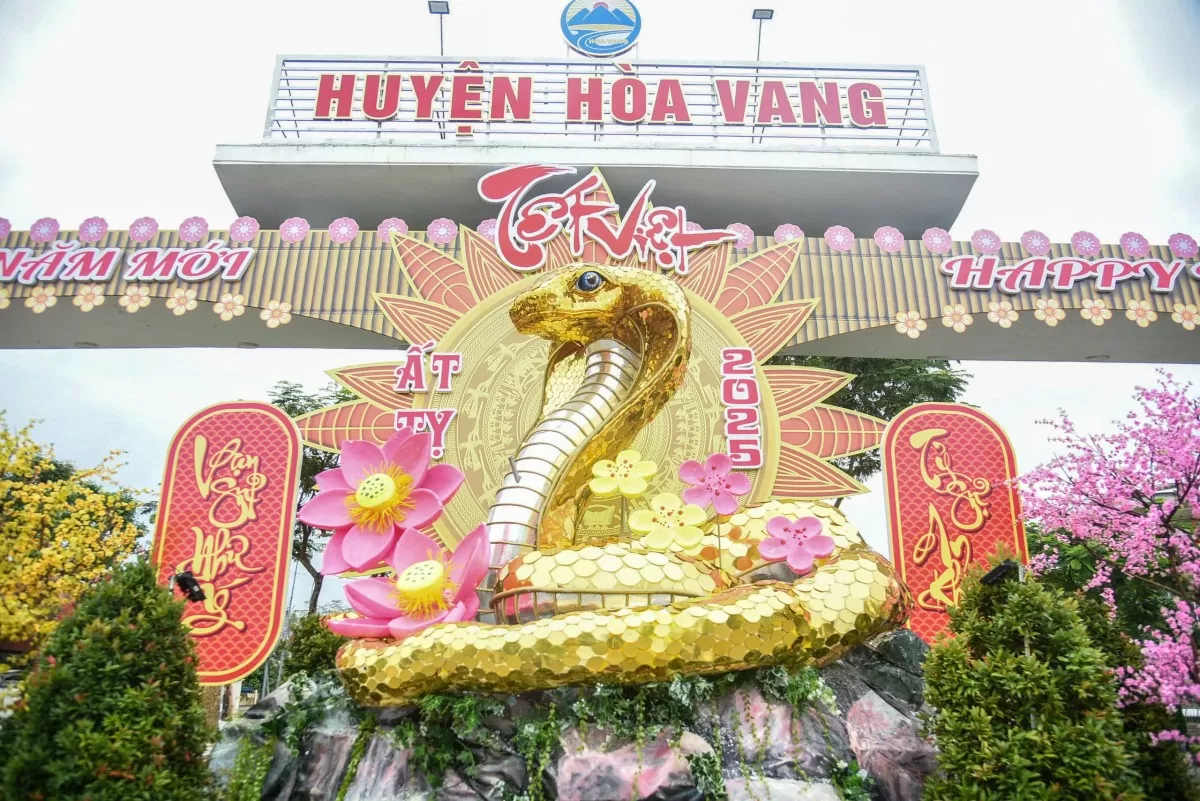 Linh vật năm 2025: Rắn 'thiếu nhi', rắn mặc vest gây bão cộng đồng mạng