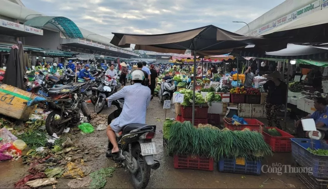 Những ngày cuối năm, Chợ Hóc Môn nhộn nhịp kẻ mua người bán.