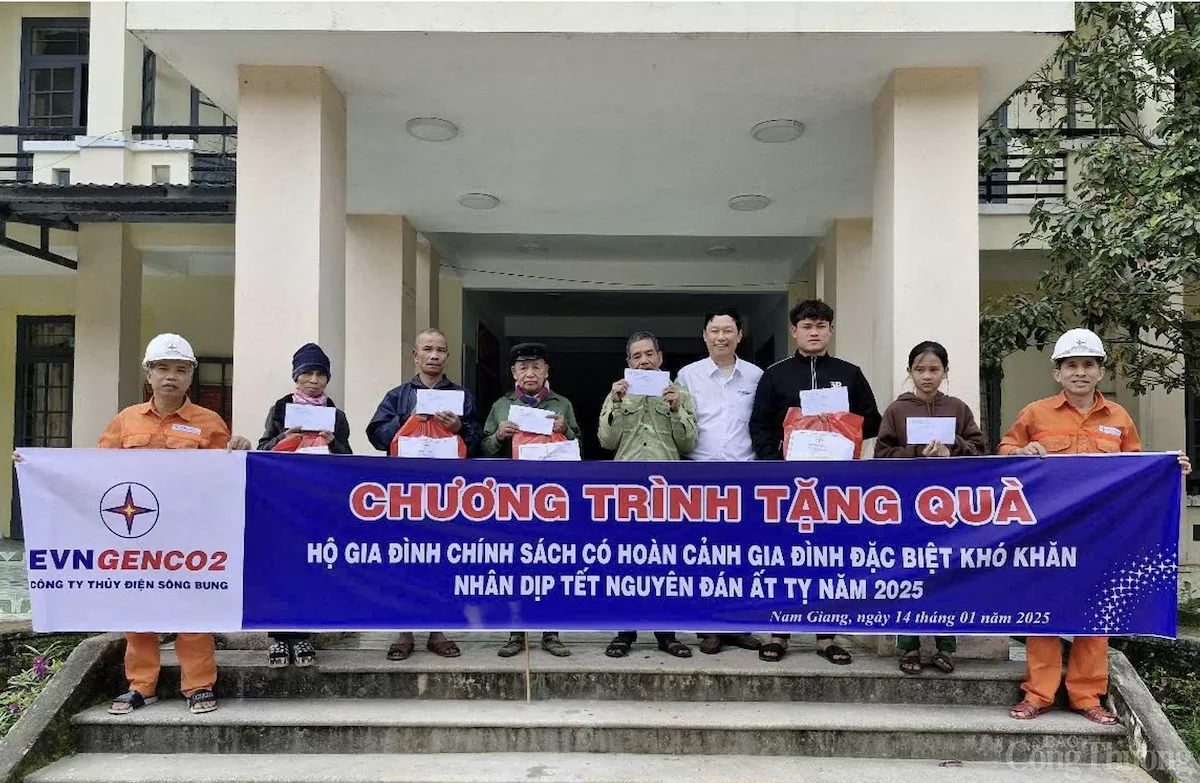 Công ty Thủy điện Sông Bung tặng quà Tết cho hộ nghèo
