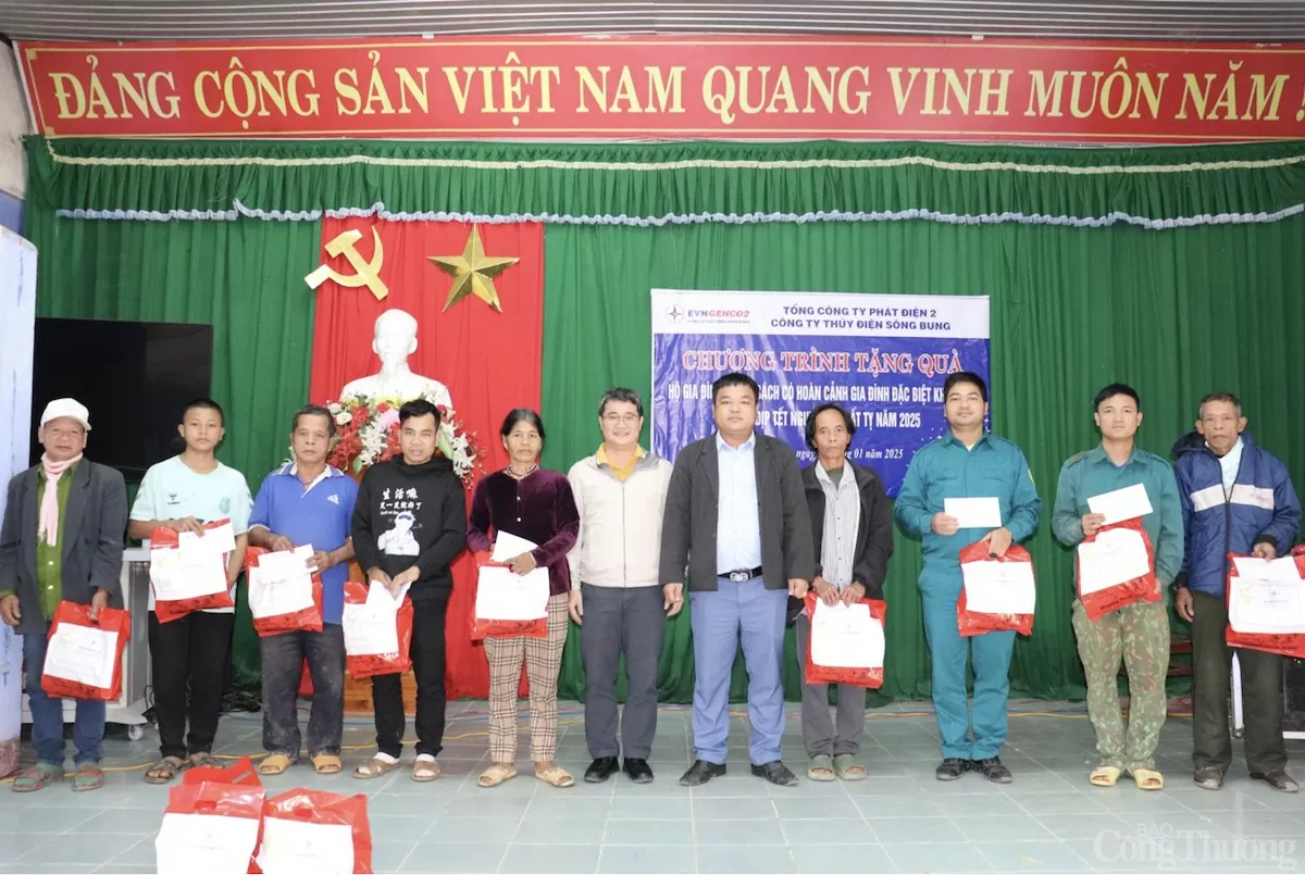 Công ty Thủy điện Sông Bung tặng quà Tết cho hộ nghèo