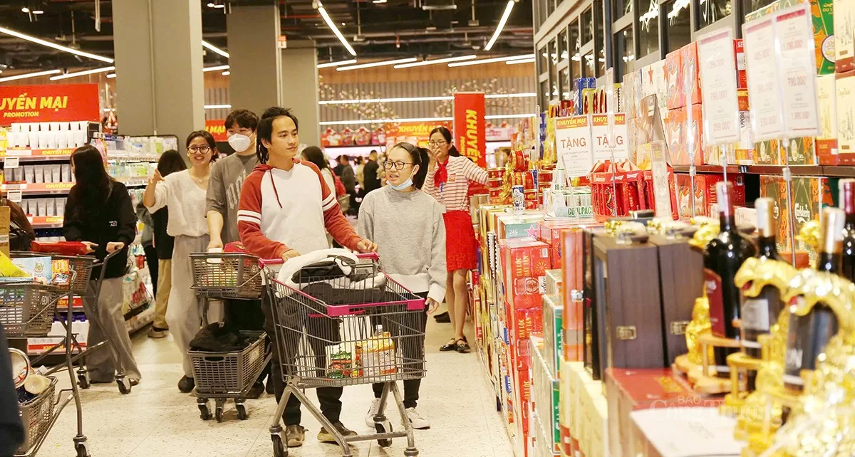 Người dân Thủ đô mua sắm hàng Tết tại siêu thị AEON Xuân Thủy (Cầu Giấy, Hà Nội)