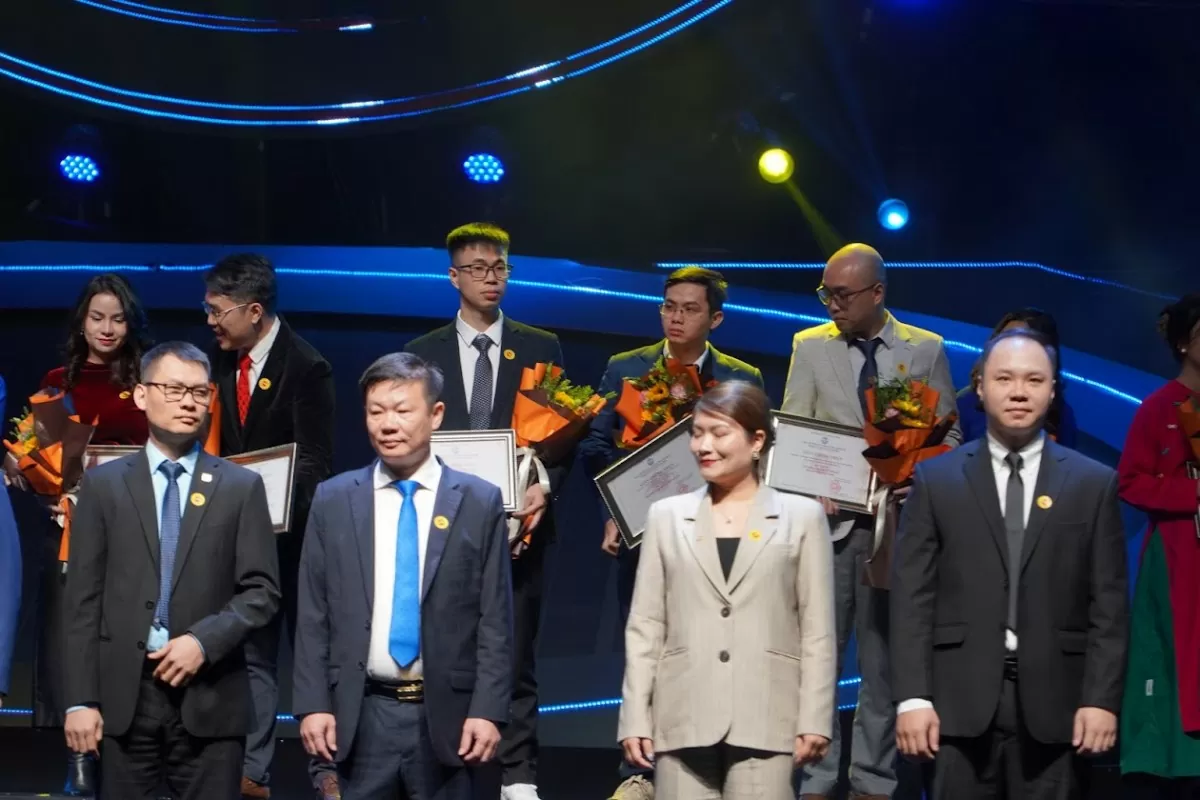 Đại diện Thủ Đô Multimedia (đứng hàng trên, thứ ba từ trái sang) trong buổi vinh danh Make in Vietnam 2024