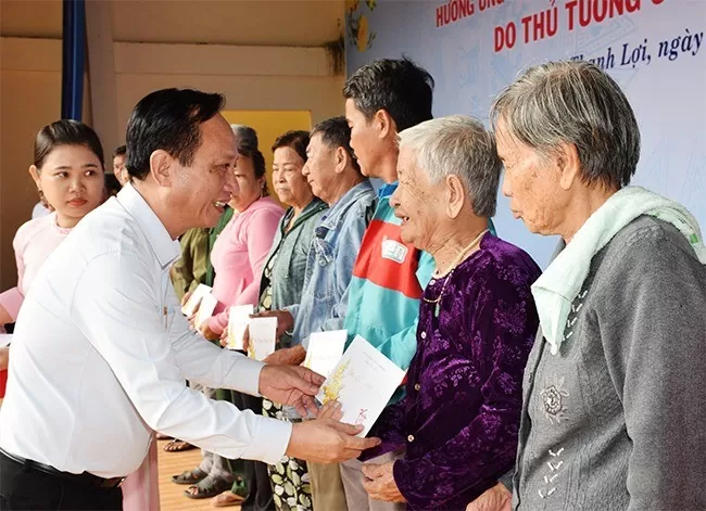 Phó Bí thư Tỉnh ủy, Chủ tịch UBND tỉnh - Phạm Văn Thiều thăm hỏi, tặng quà cho gia đình chính sách vùng Căn cứ cách mạng Cái Chanh