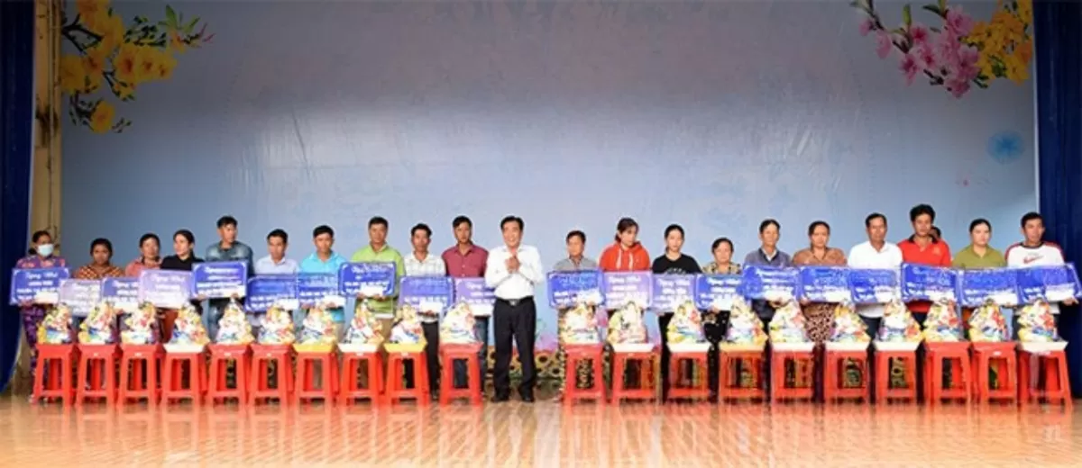 Chủ tịch Ủy ban MTTQ Việt Nam tỉnh - Trần Văn Út trao Bảng tượng trưng bàn giao nhà cho hộ nghèo, hộ cận nghèo trên địa bàn huyện Hồng Dân