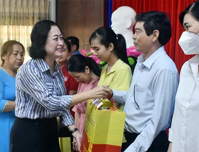 Đồng chí Trần Thị Hoa Ry - Phó Chủ tịch Hội đồng dân tộc của Quốc hội đã đến thăm và  tặng quà cho đoàn viên, người lao động có hoàn cảnh khó khăn tại tỉnh Bạc Liêu
