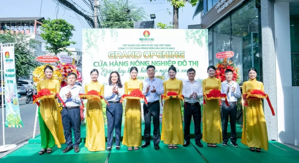 Ban lãnh đạo PVCFC thực hiện nghi thức khai trương cửa hàng Nông nghiệp đô thị đầu tiên tại Tp.HCM.