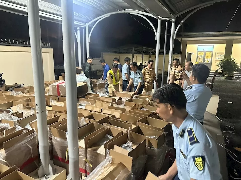 Quản lý thị trường TP. Hồ Chí Minh kiểm tra thuốc lá nhập lậu. Ảnh Cục Quản lý thị trường TP. Hồ Chí Minh 