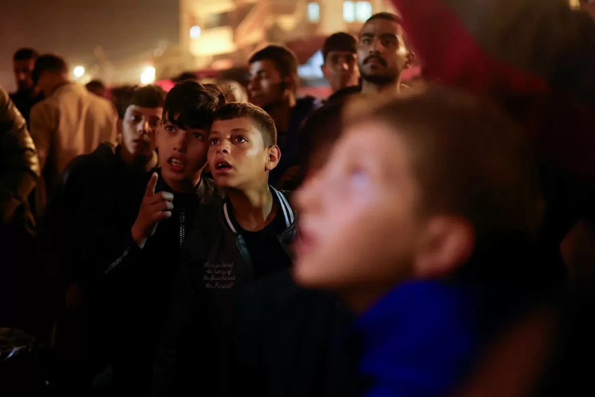 Người dân Palestine chờ tin tức về thỏa thuận ngừng bắn tại Khan Younis, phía nam Gaza. Ảnh: TNYT