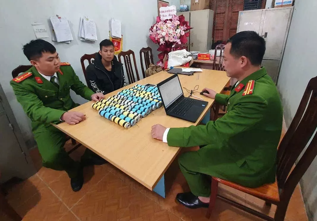 Hòa Bình: Bắt quả tang đối tượng làm và tàng trữ pháo nổ trái phép