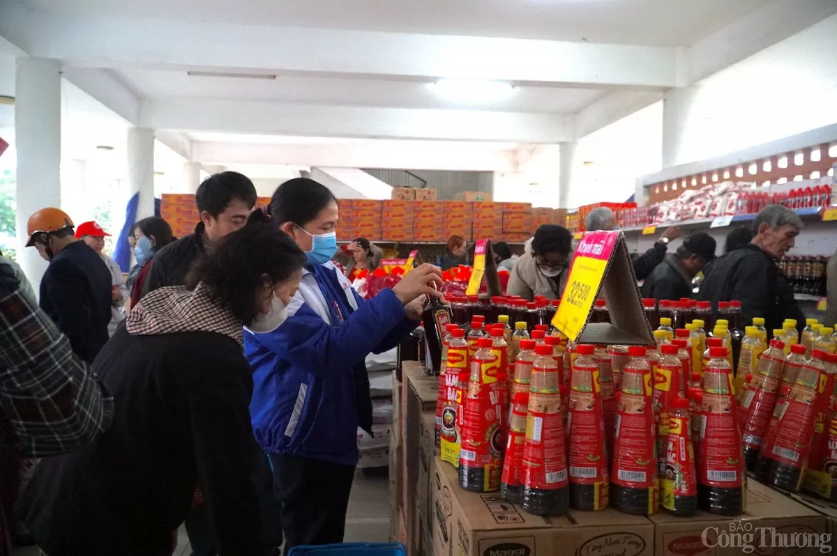 Các hộ nghèo, hộ khó khăn tại TP. Đà Nẵng mua sắm tại chợ Tết Nhân ái