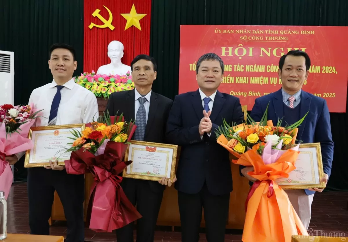Phó Chủ tịch UBND tỉnh Quảng Bình tặng bằng khen cho các cá nhân có thành tích xuất sắc trong năm 2024