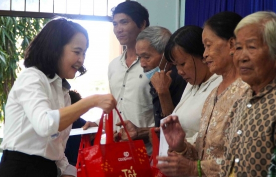lsp tang 100 phan qua tet cho nguoi ngheo xa long son
