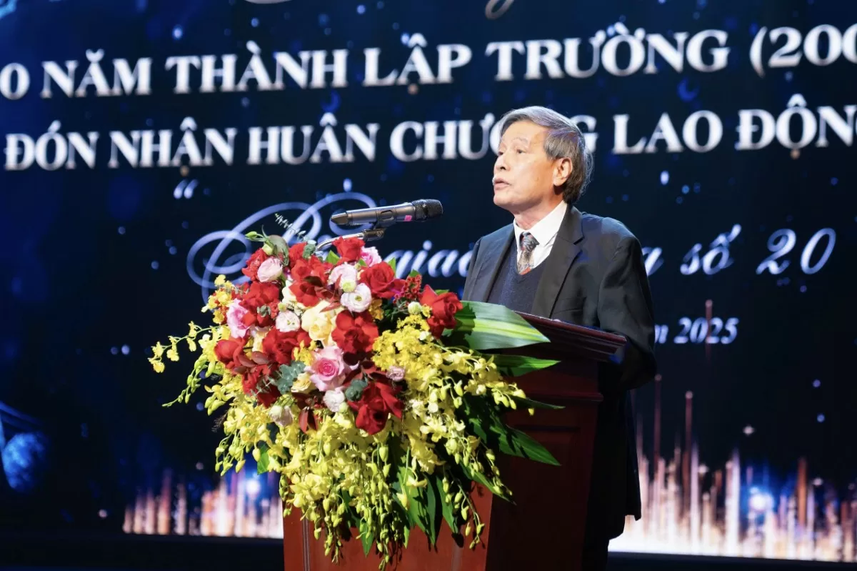 THCS Đoàn Thị Điểm đón nhận Huân chương Lao động Hạng Nhì