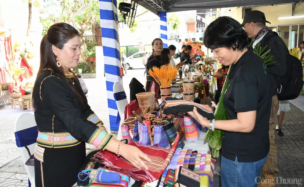 Chùm ảnh: Phiên chợ sản phẩm OCOP - đặc sản địa phương Chùm ảnh: Phiên chợ sản phẩm OCOP - đặc sản địa phương