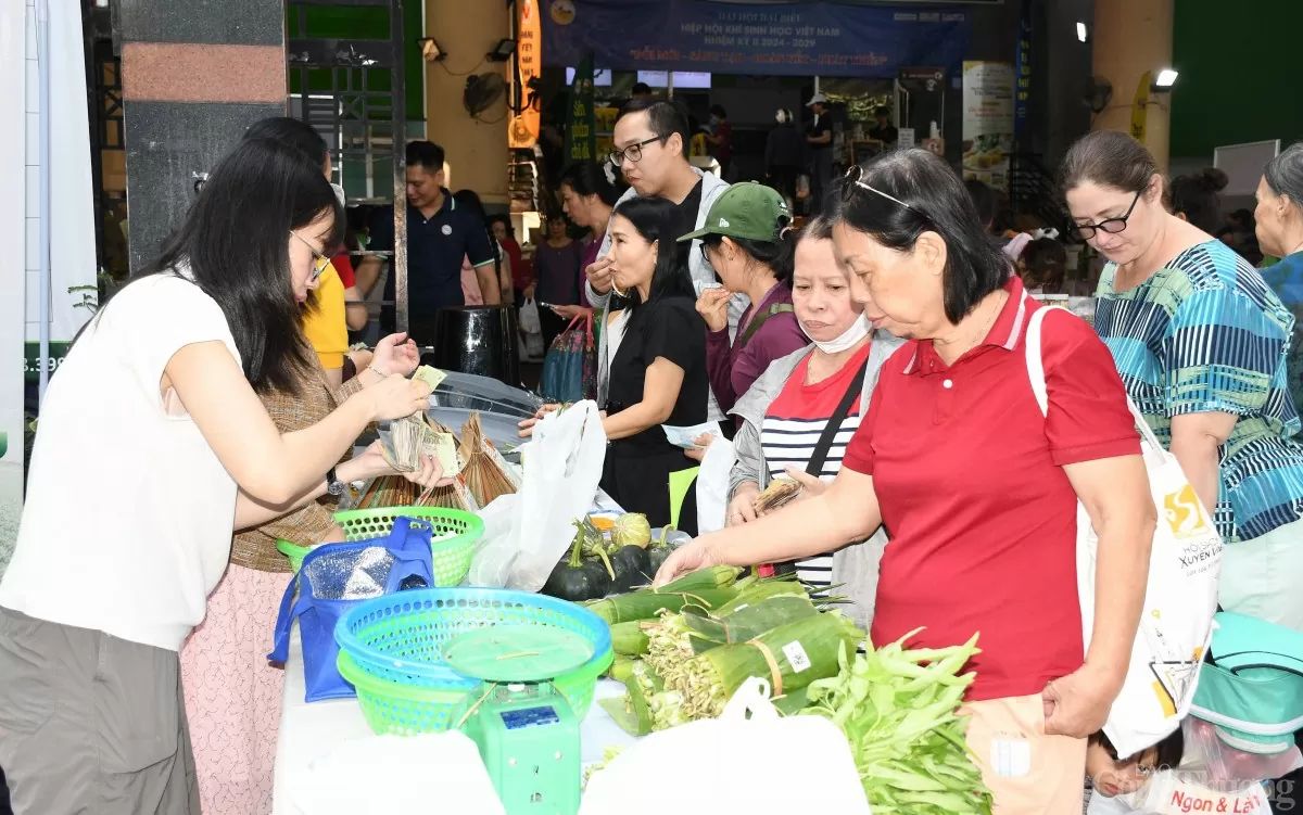 Chùm ảnh: Phiên chợ sản phẩm OCOP - đặc sản địa phương Chùm ảnh: Phiên chợ sản phẩm OCOP - đặc sản địa phương