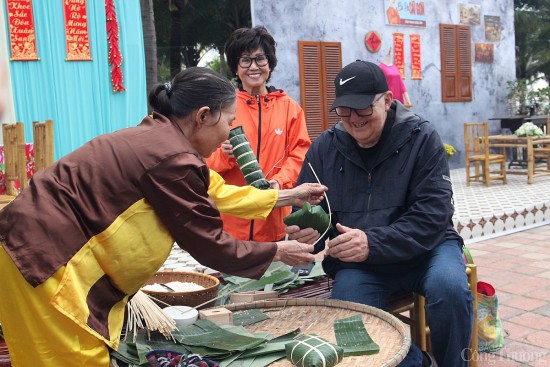 da nang du khach quoc te hao hung trai nghiem tet viet